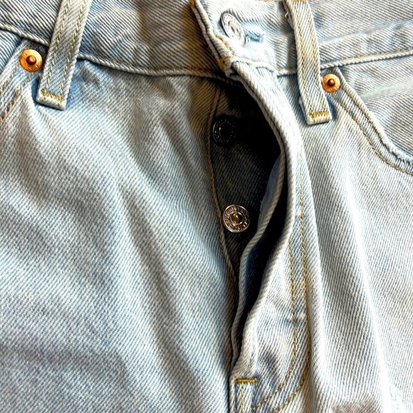 Levi’s 501 Hi-Waist distressed denim cuffed shorts Size 28 New - Picture 3 of 9